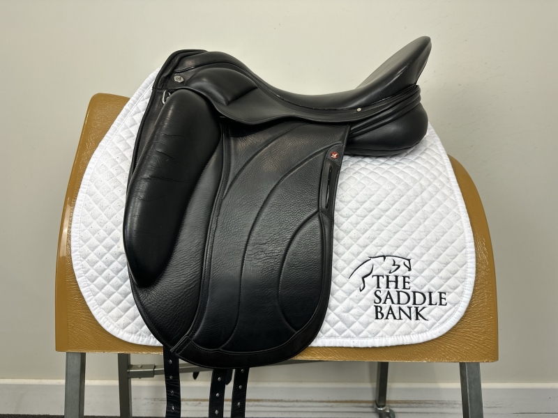 17.5 inch Albion Revelation Red Label Dressage Black Medium Wide