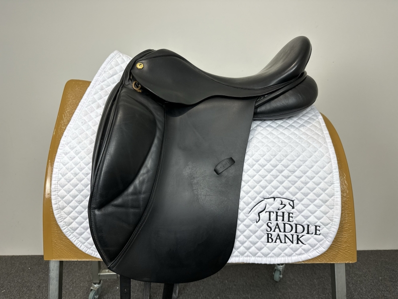 17.5 inch Exselle Dressage Black Medium Wide